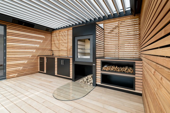 Z&aacute;hradn&aacute; kuchyňa s modern&yacute;m interi&eacute;rom