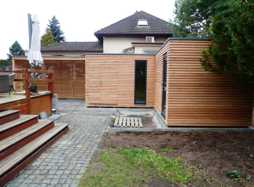 Dizajnov&yacute; dom s dreven&yacute;m pr&iacute;stre&scaron;kom