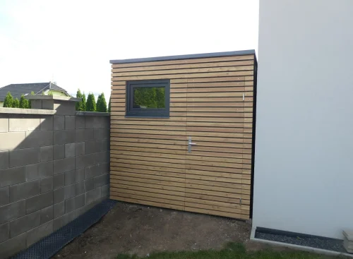 Z&aacute;hradn&yacute; sklad so zelenou strechou Praha