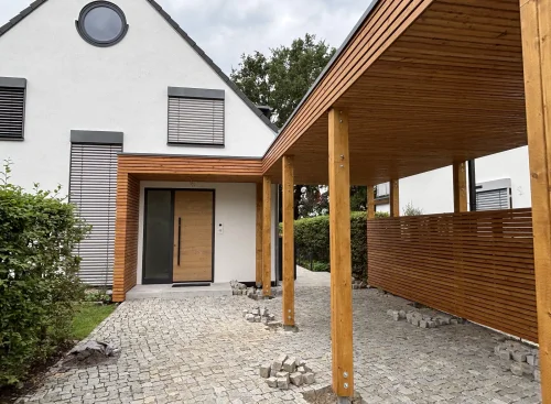 Modern&yacute; pr&iacute;stre&scaron;ok na auto na mieru