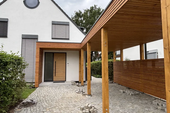 Modern&yacute; pr&iacute;stre&scaron;ok na auto na mieru