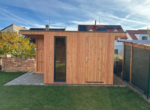 Dreven&yacute; sklad so zvisl&yacute;mi lamelami