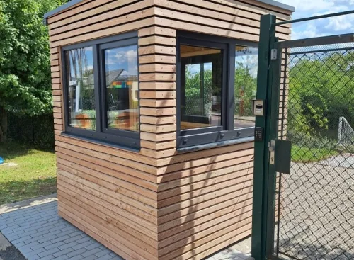 Modern&aacute; vr&aacute;tnica s dreven&yacute;m obkladom