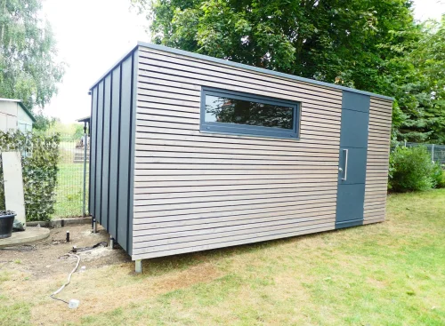 Dreven&yacute; dom s kovov&yacute;m obkladom Praha