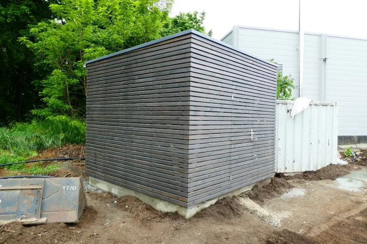 Modern&aacute; kol&aacute;reň zo siv&eacute;ho smrekovca