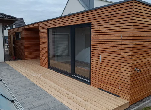 Z&aacute;hradn&aacute; kancel&aacute;ria zo smrekovca